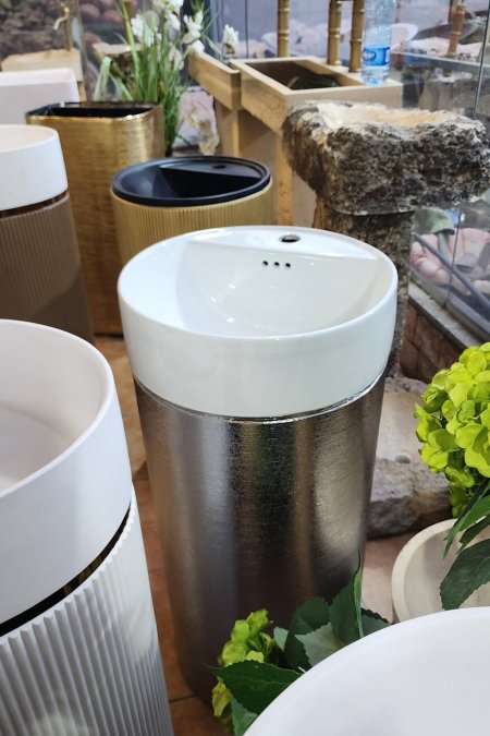 ⚪ مغسلة ستاند بيضاء بقاعدة فضية معدنية